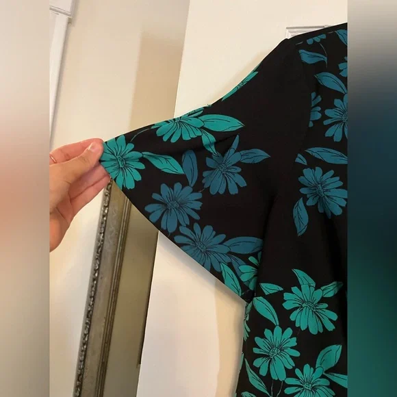 London Times Black and Green Sheath Dress - Picture 4 of 7